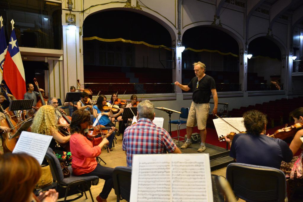 La Orquesta Clásica prepara en el Aula Magna U. de Santiago el concierto con que abrirá su Temporada de Extensión 2017 en Melipilla. Foto: Departamento de Extensión | Álvaro Hoppe