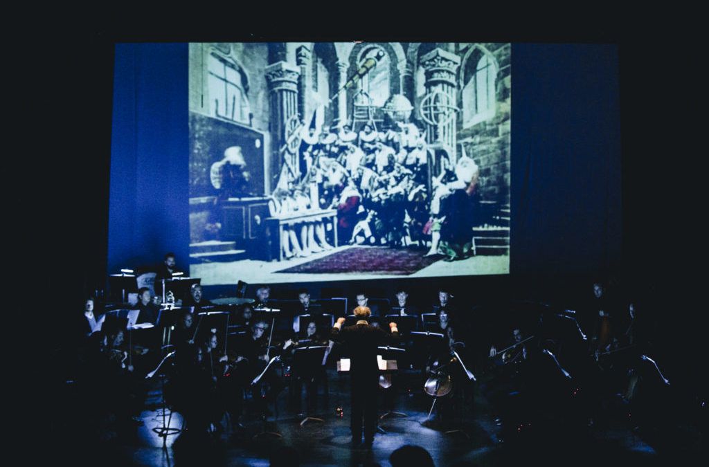 Orquesta Clásica U. de Santiago celebra sus 36 años con la musicalización en vivo del Viaje a la Luna