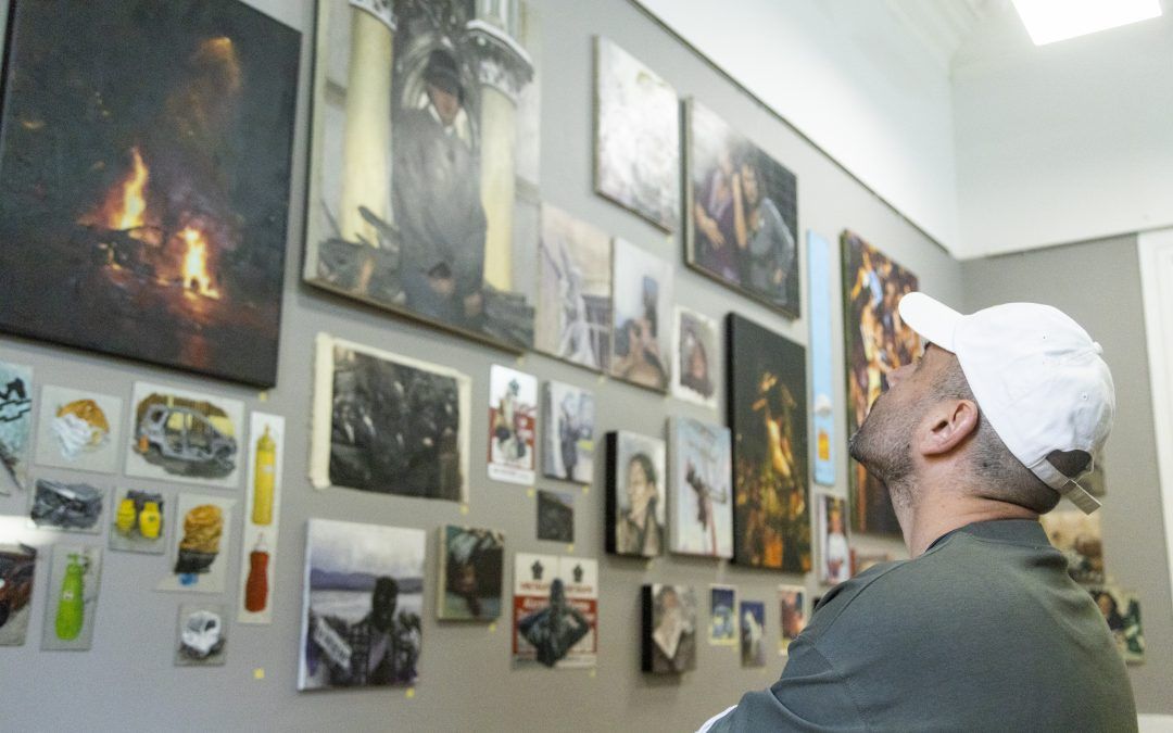 Sala de Artes Visuales Usach reúne a nuevas generaciones de artistas en “El sol no sale del poniente”