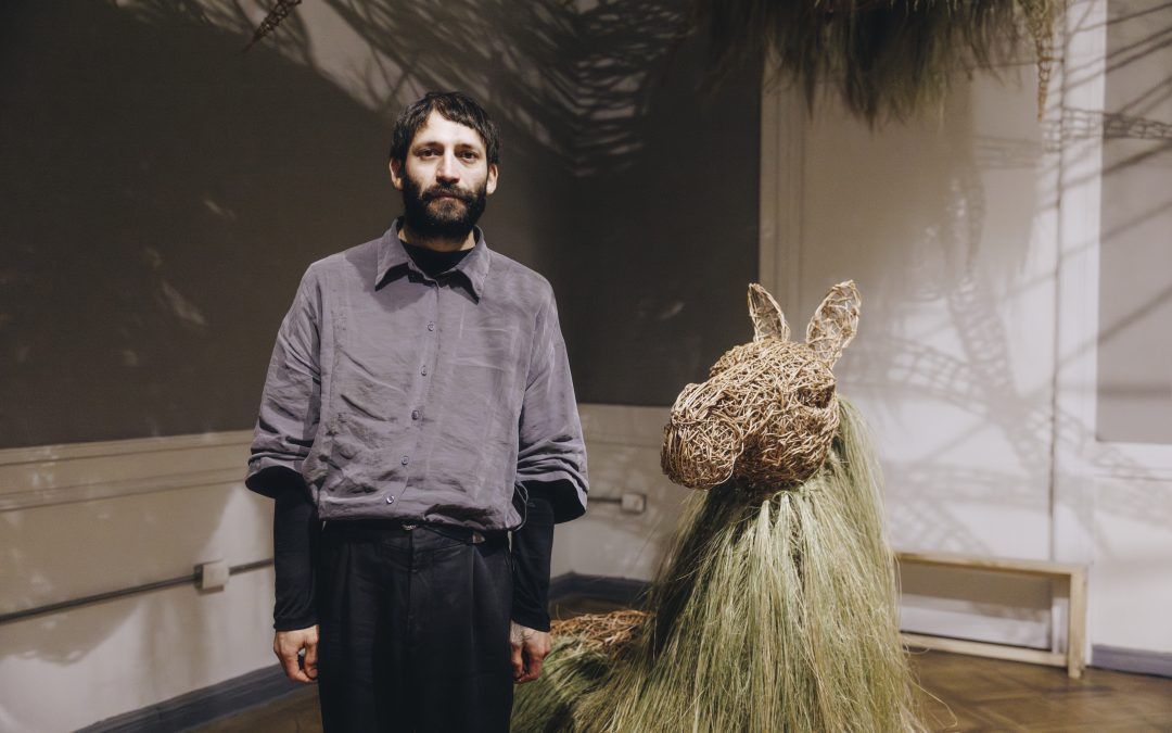 Usach inaugura “Bio-relato”, muestra de Pablo García sobre cestería contemporánea