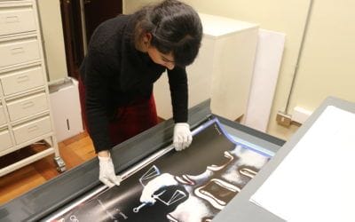 Embajada de Polonia y U. de Santiago se unen en el rescate de histórica colección de afiches polacos