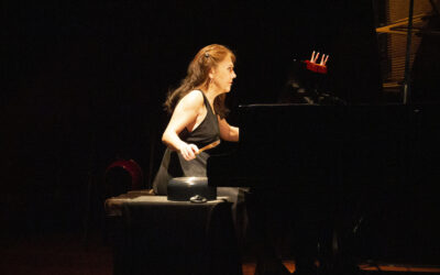 Piano y cacerolas: María Paz Santibáñez presenta Resistencia Femenina en el Teatro Aula Magna Usach